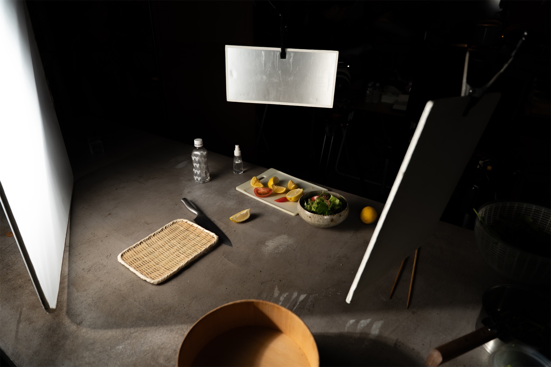 撮影台の上。レフ板に囲まれた料理と道具
